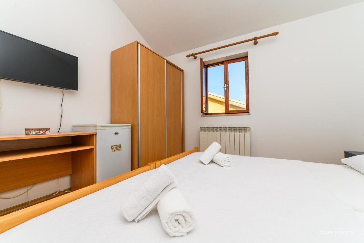 Sobe I Apartman Mareta Miholascica Buitenkant foto